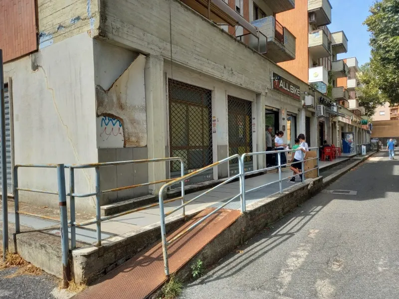 Locale commerciale piazza S. Pertini