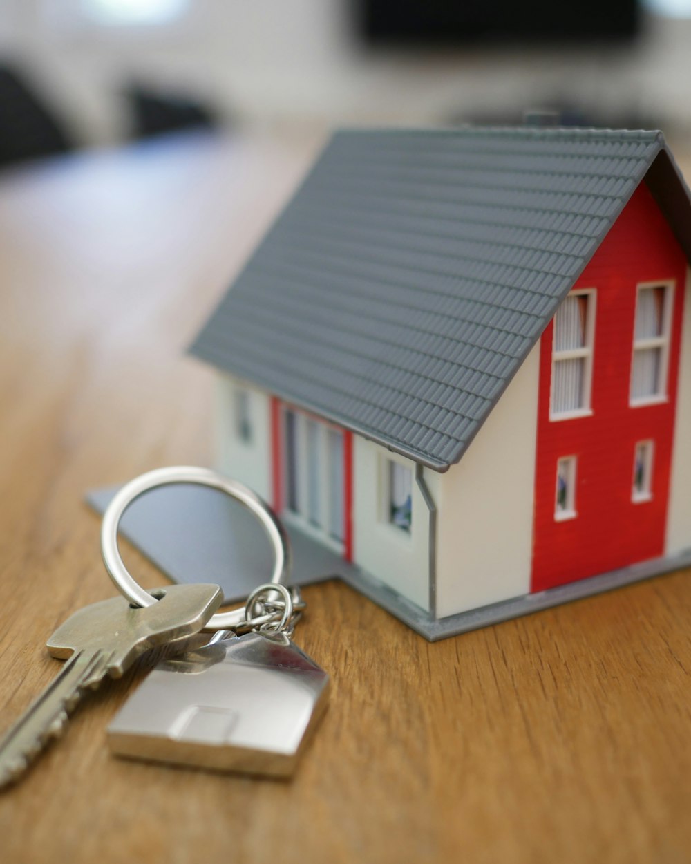 Modellino di casa nuova, simbolo dell'acquisto immobile